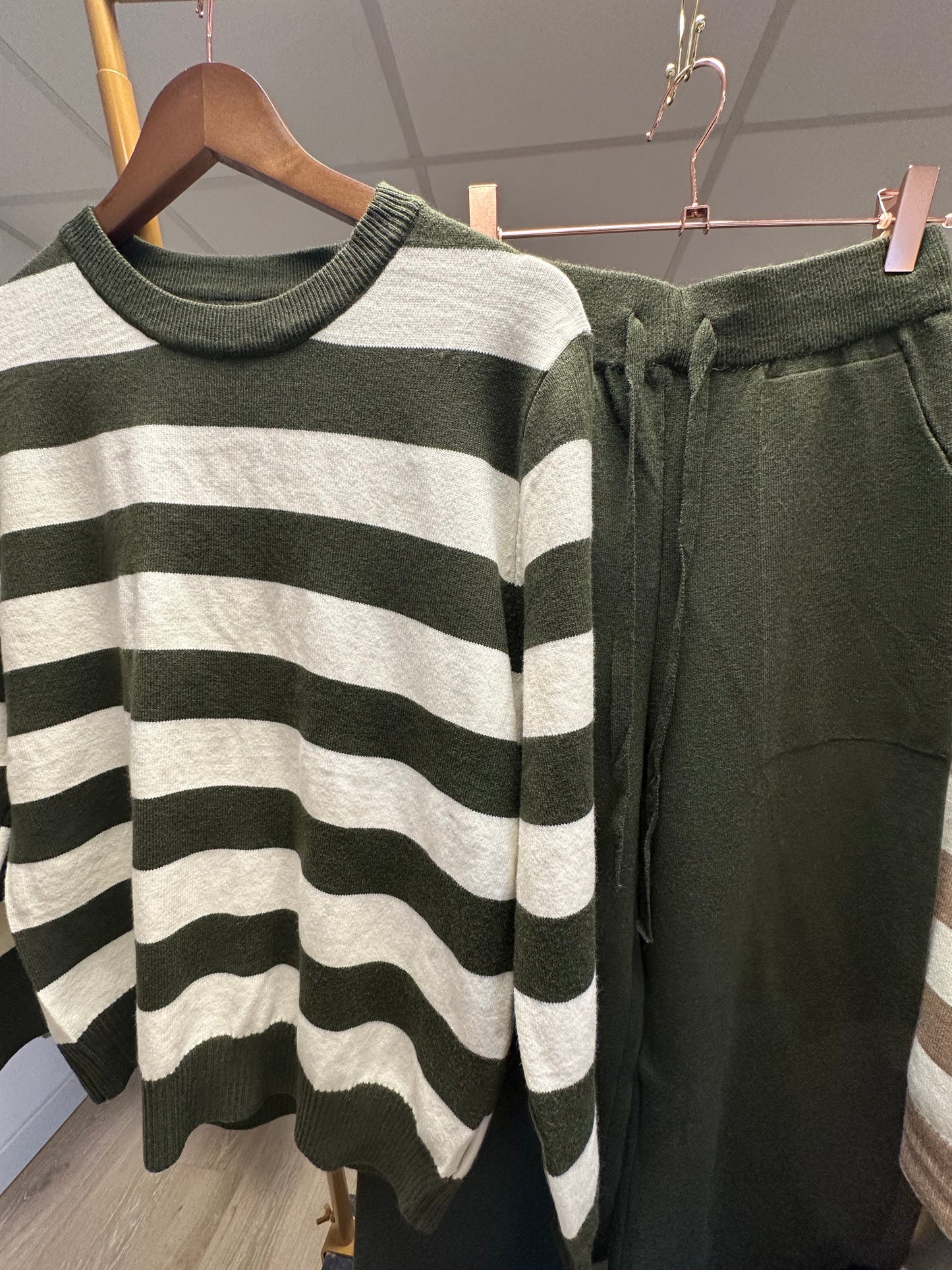 Ensemble Phil Pull et Pantalon kaki et blanc TU