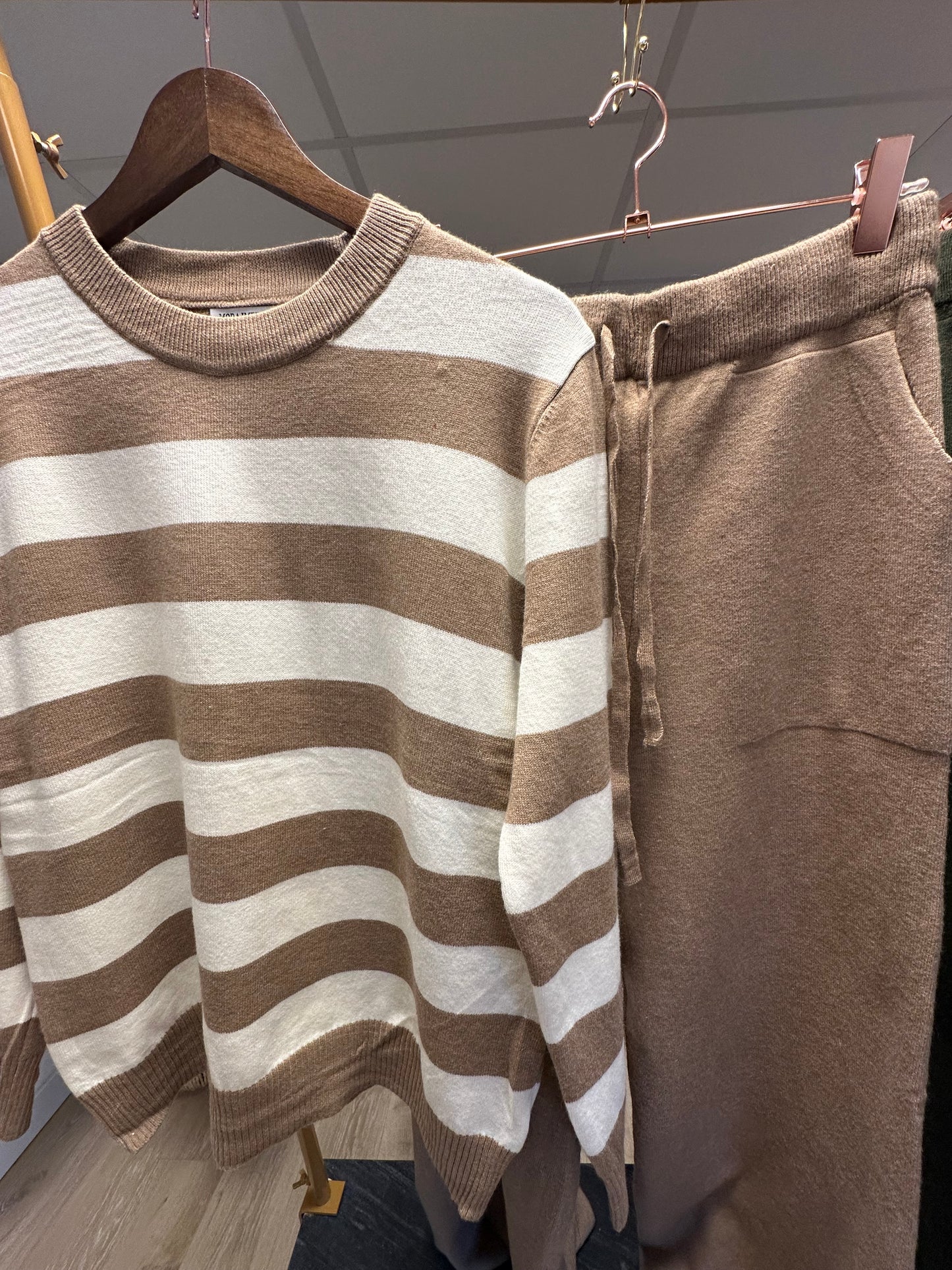 Ensemble Phil Pull et Pantalon camel et blanc TU