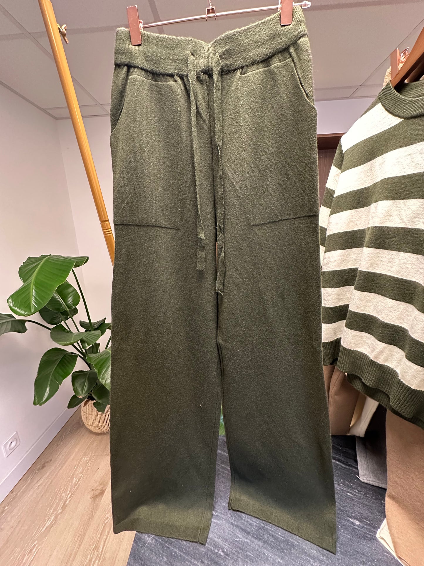 Ensemble Phil Pull et Pantalon kaki et blanc TU